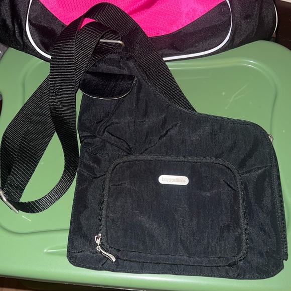 Baggallini Black Nylon Ergonomic Unisex Sling Crossbody Bag Lightweight - Picture 3 of 14